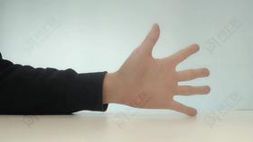 长时间玩手机胳膊酸痛怎么按摩,经常玩手机手指关节痛怎么办