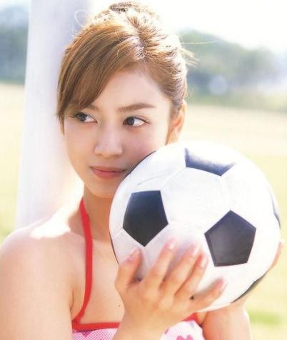 国际米兰32岁主力后卫，迎娶岛国女星后迎来第二春