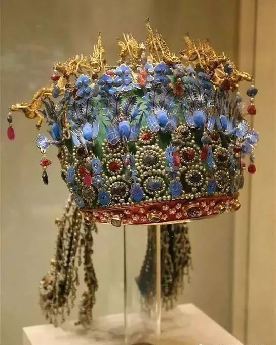 一顶凤冠需要多少翠鸟,一顶凤冠述说一段历史