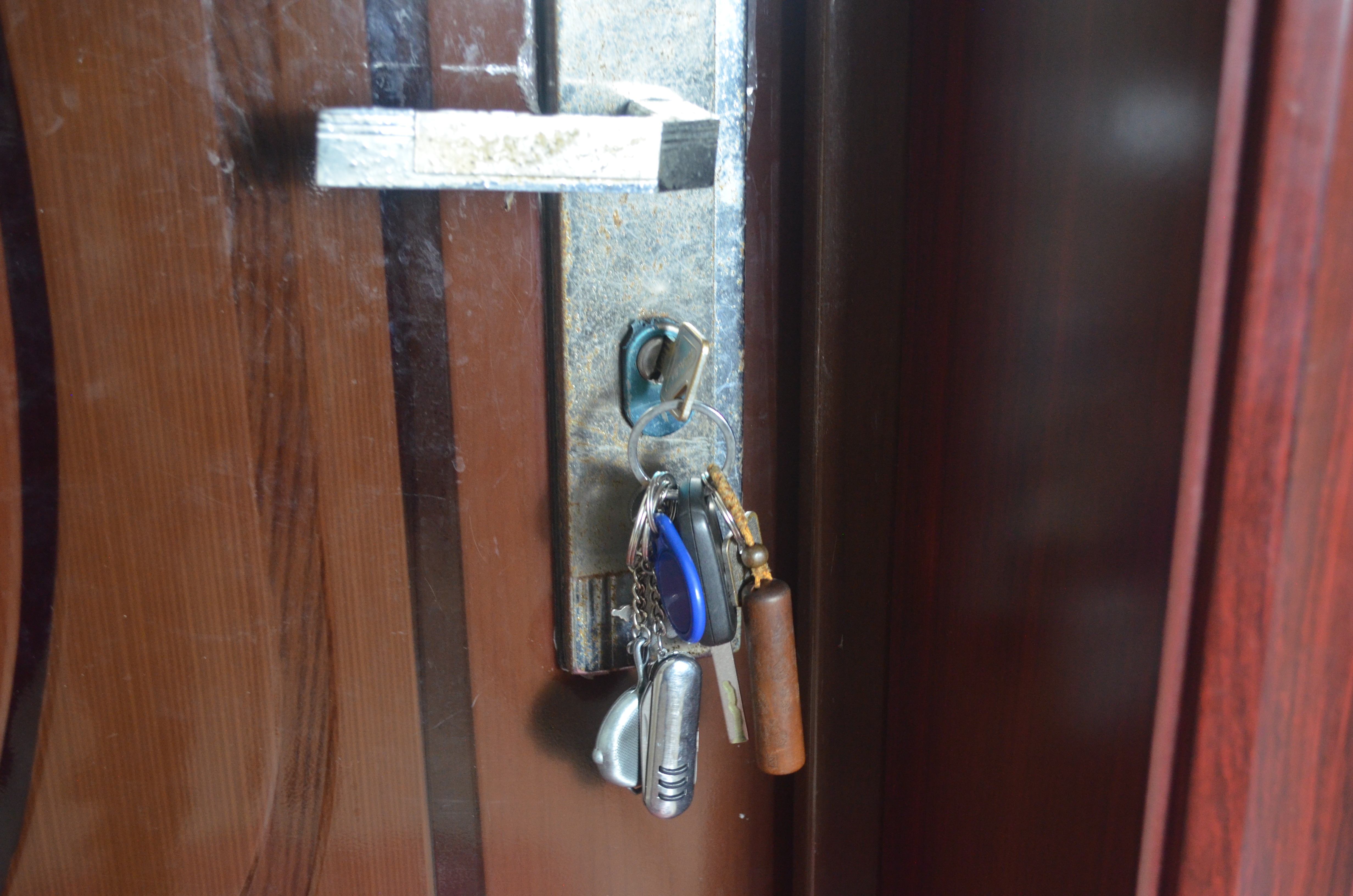 睡觉前记得在门上插一把钥匙,睡觉时门上插一把钥匙