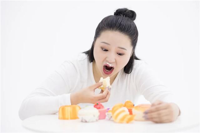 想要皮肤皱纹少这三个动作少不了,30岁出现了皱纹松弛可逆吗