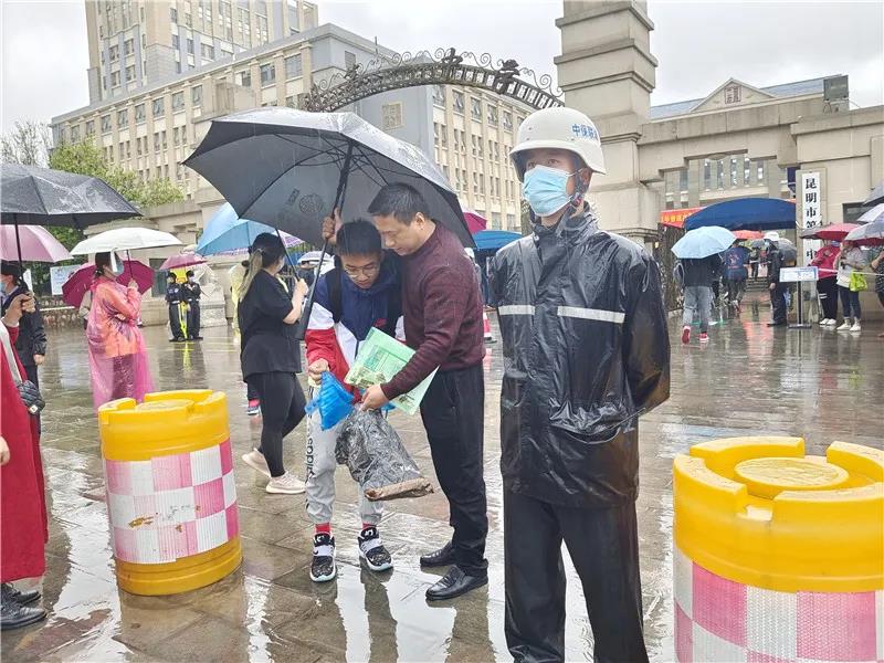 4.5万学子雨中赶考暖心镜头再现→