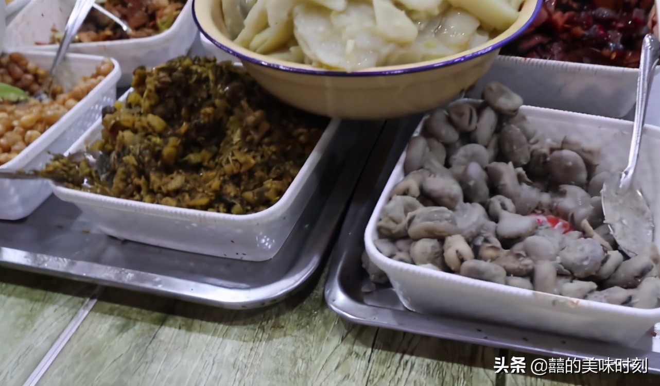 大姐热卖早餐15元一份食客迟了,大妈摆摊卖良心早餐一碗六元