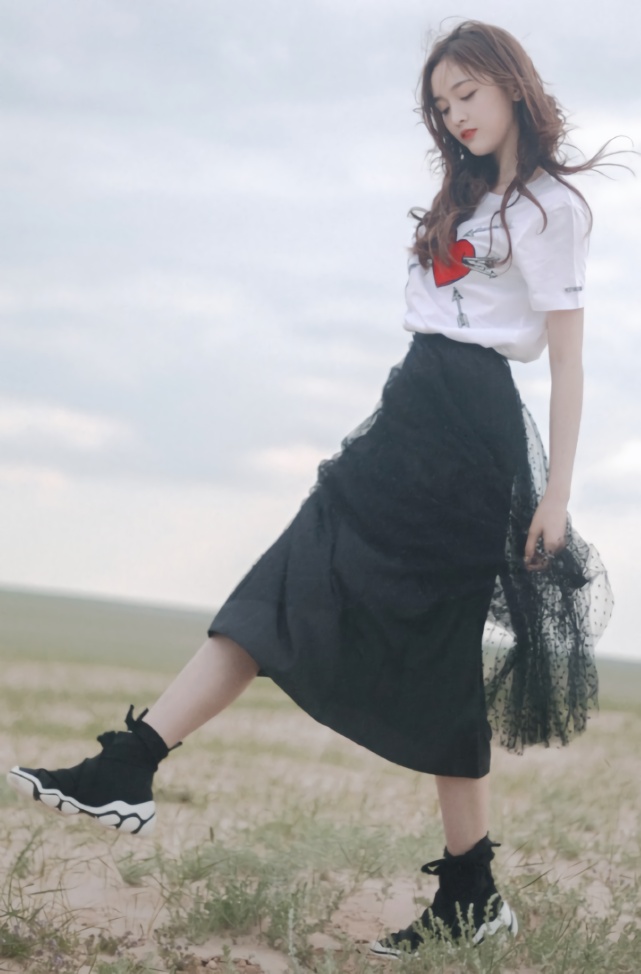 吴宣仪孟美岐绑鞋带,吴宣仪鞋带