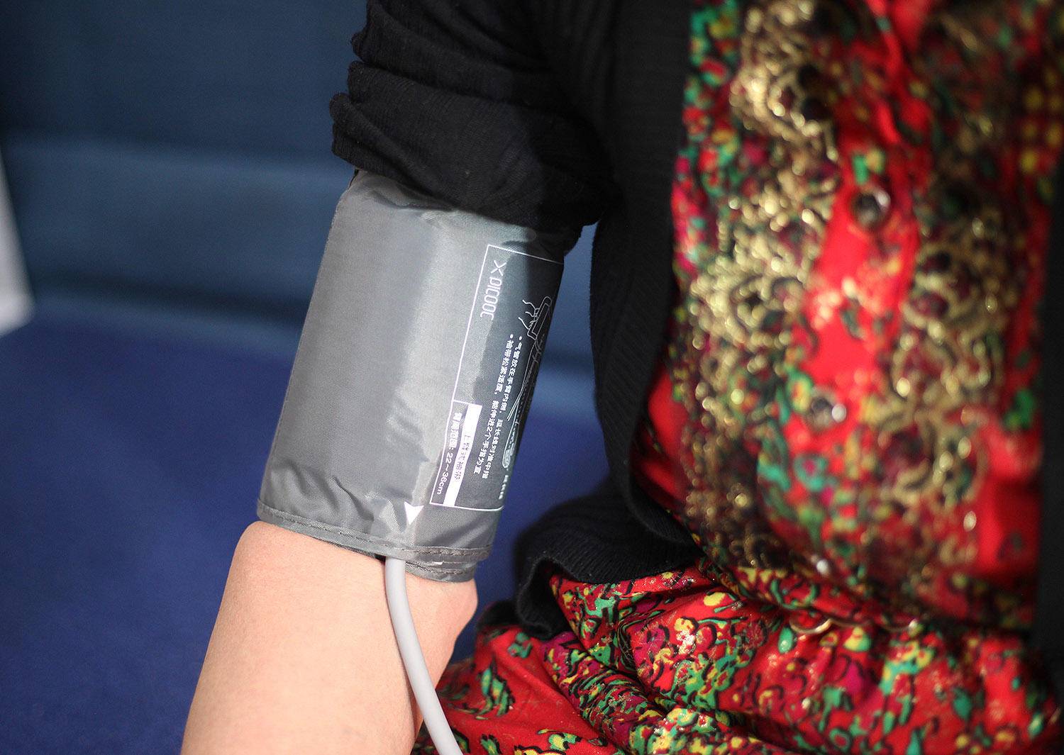 欧姆龙血压计哪款好求推荐,送父母测试健康的仪器