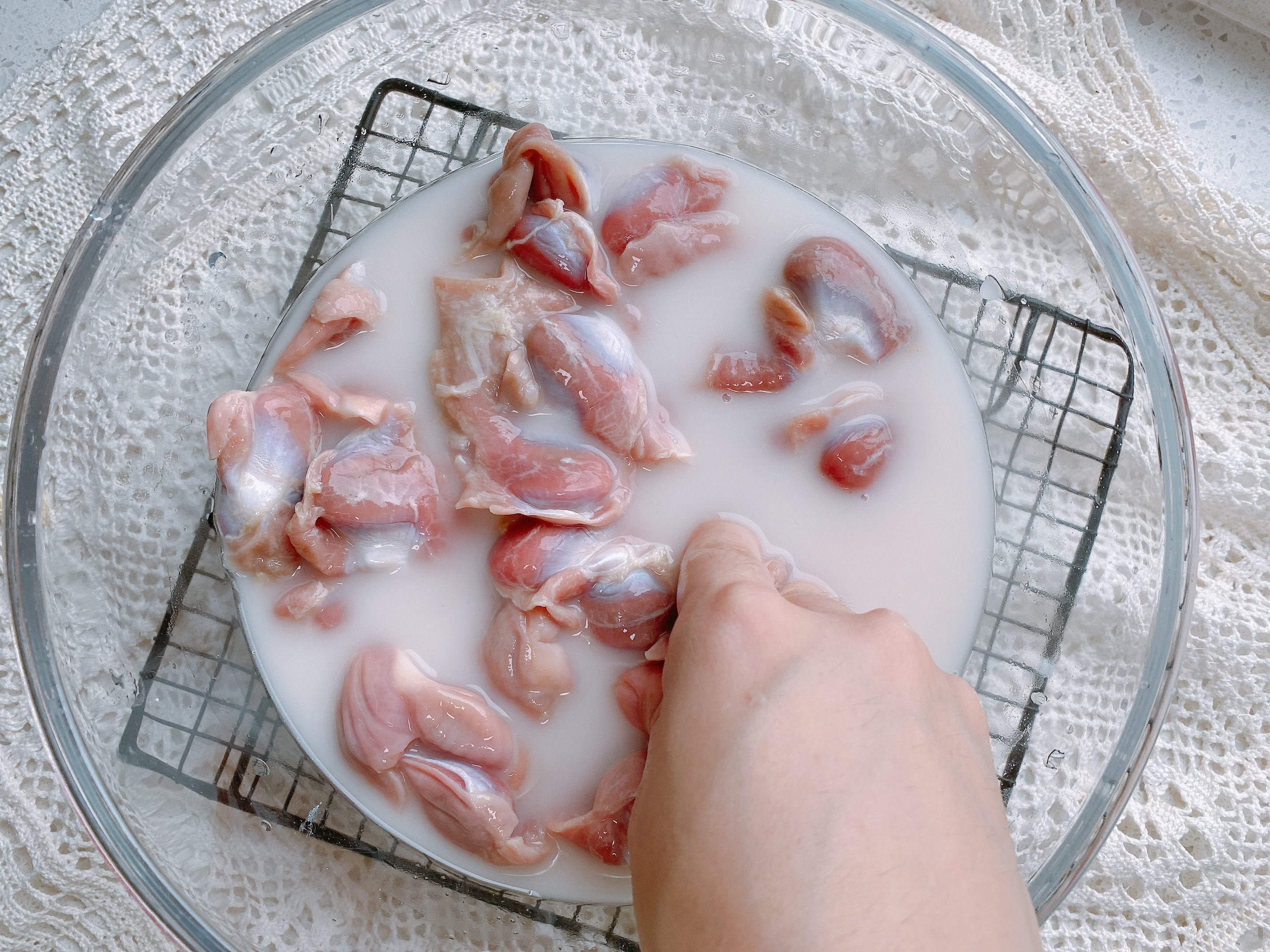 鸡胗炒酸豆角怎么做好吃又脆爽,鸡胗炒酸豆角鸡胗要焯水吗