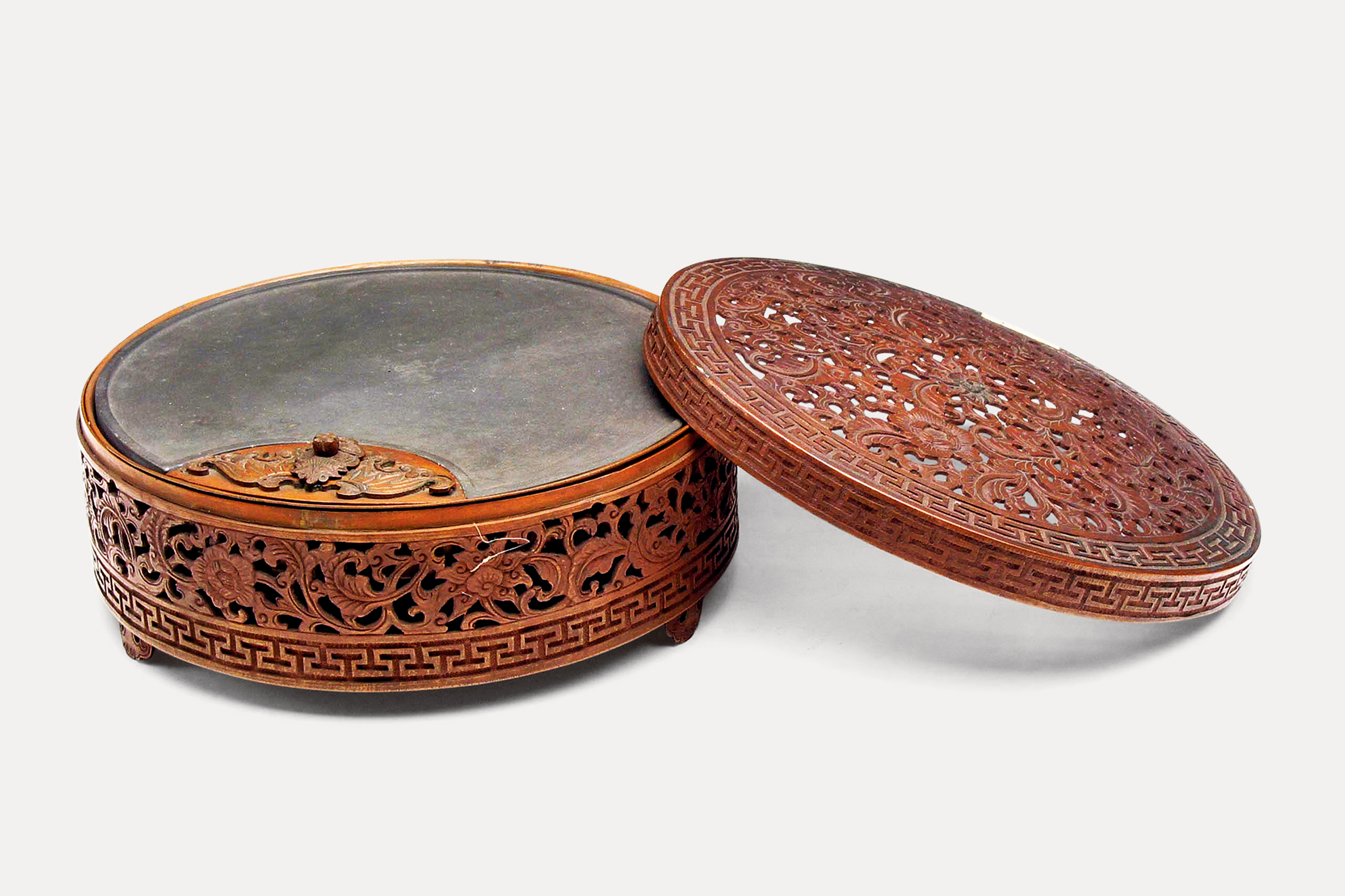 中国古代的文房四宝是笔墨纸砚,文房四宝中最顶尖的笔墨纸砚