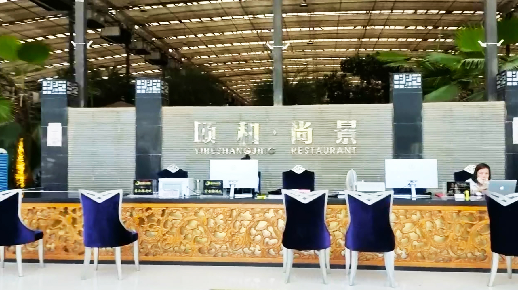 穿溜冰鞋上菜的服务员,穿溜冰鞋上菜