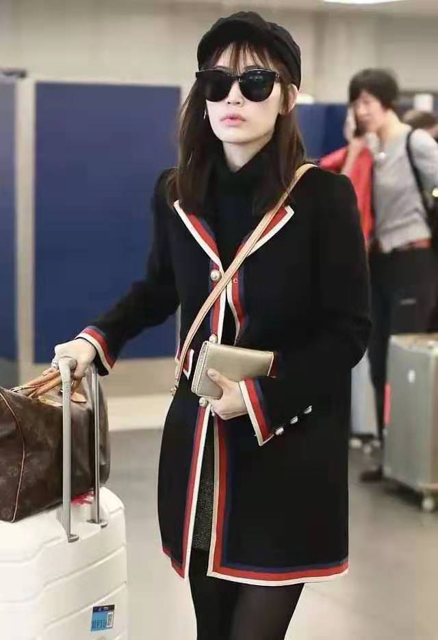 马蓉穿廉价裙子现身,马蓉穿的名牌格子衣服