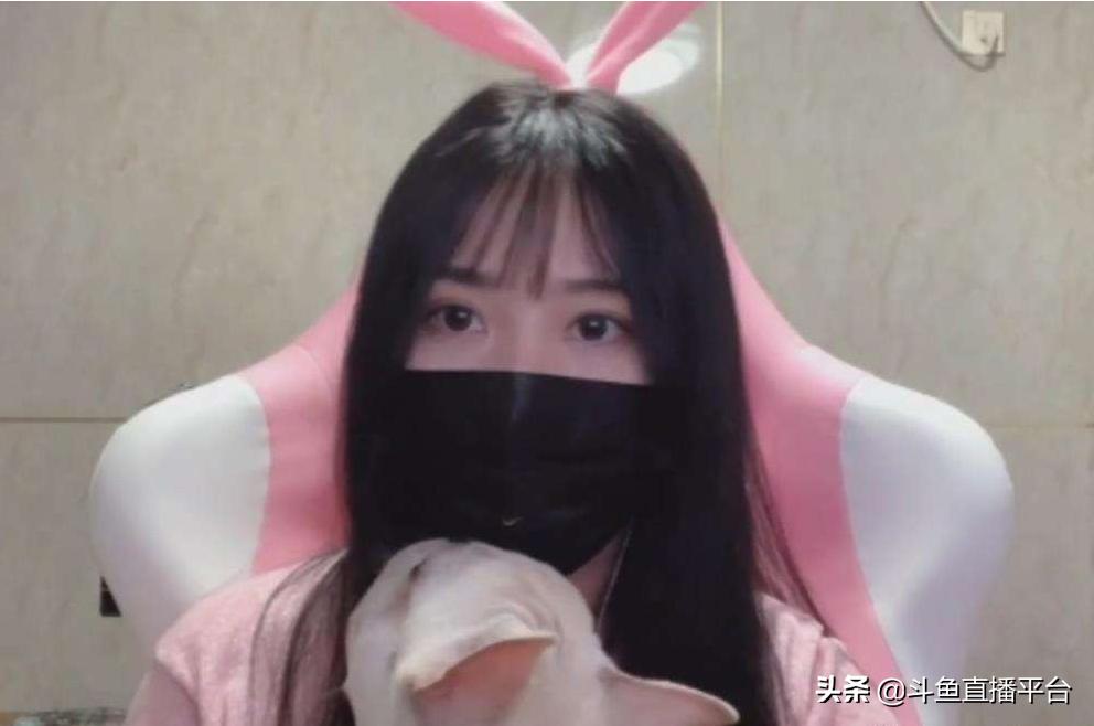 小团团谈自己还能直播几年,小团团直播心酸经历