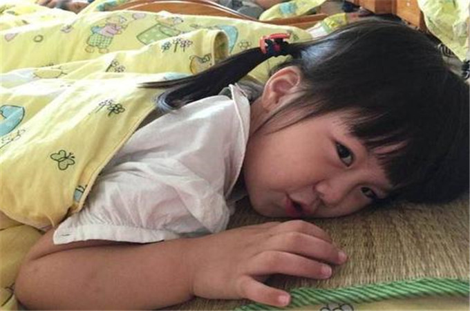 男童被蚊子咬后变成香肠嘴,小孩嘴巴被蚊子亲成香肠怎么办