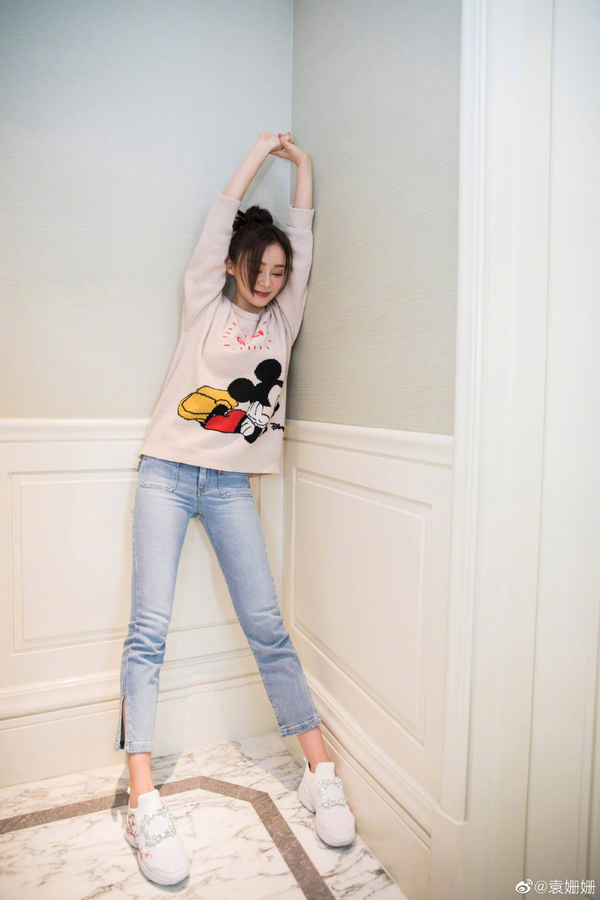 袁姗姗出门真壕气，穿5990夹克挎22350粉包，33岁依旧少女感十足