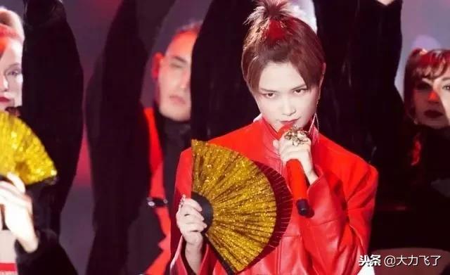 李宇春现场头戴面具,李宇春最新裙装