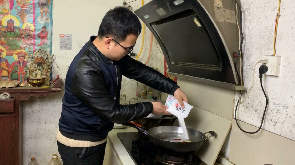 腌鸡蛋有生水一定会坏吗,腌鸡蛋二十多天不咸还需要加盐吗