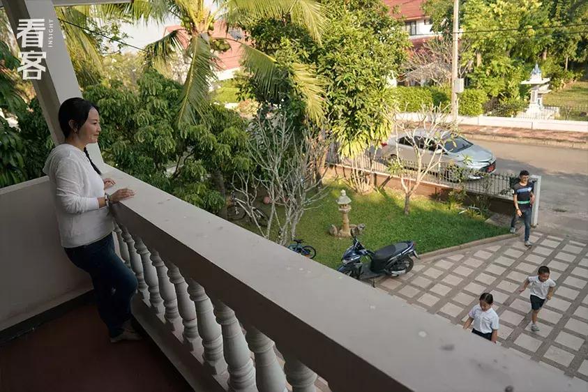 为了娃上学搬到城里,为了孩子全家去泰国读书