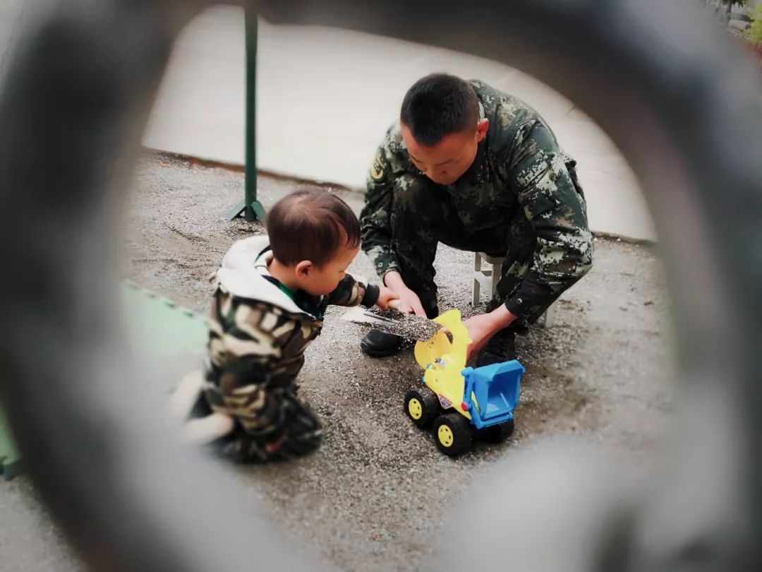 军爸给军娃惊喜视频,军爸送给军娃的六一礼物