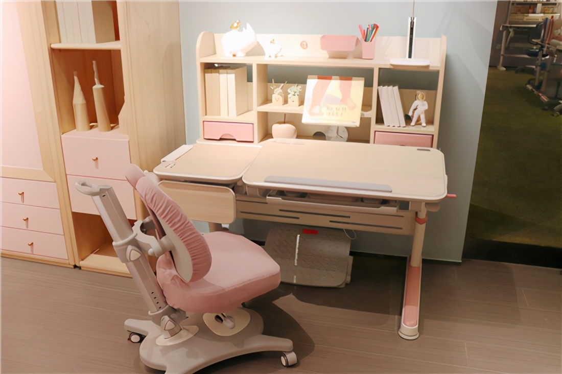 奋进星功能学习桌椅：为孩子的身体健康保驾护航