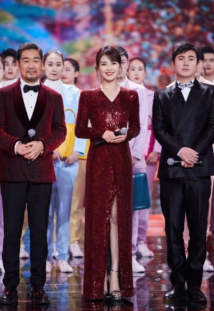 西装搭配连衣裙能搭配光腿神器,西装搭配裙子的法则你知道几种