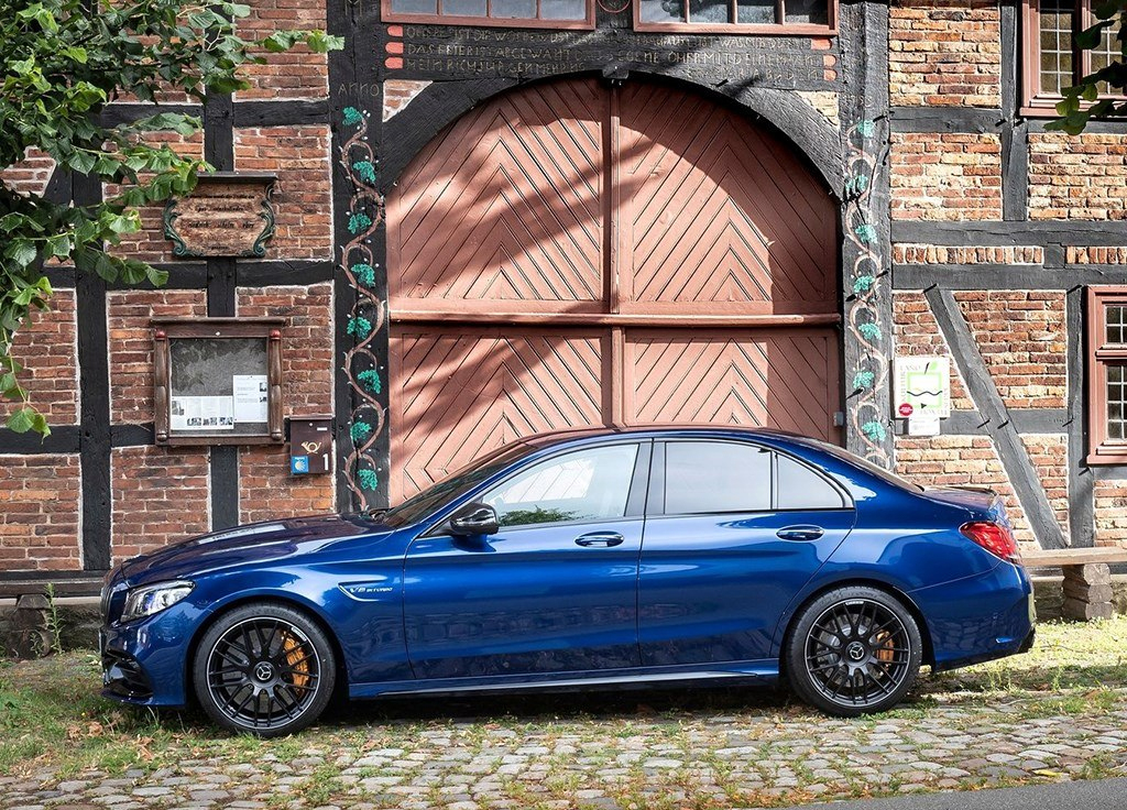 这款奔驰就像剑齿虎,口悬短剑般獠牙,价值百万可谓所向披靡