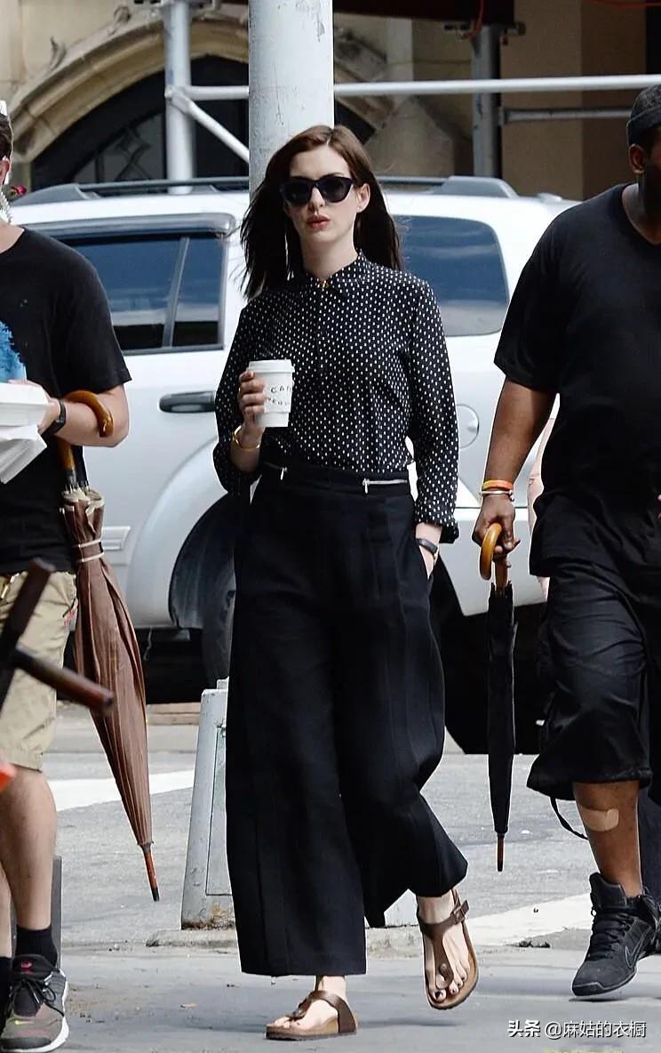 实习生里安妮海瑟薇的衣服品牌,安妮海瑟薇实习生穿搭