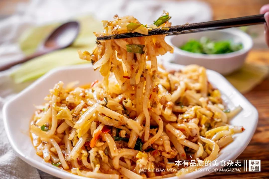 大叔自创鸡蛋饼从2元卖到10元,小伙摆摊卖了3年鸡蛋饼