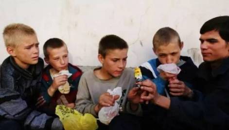 为什么有人喜欢闻汽油,为什么人喜欢闻汽油尾气