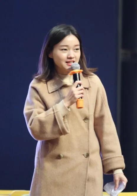 巴陵郡三湘四水英才聚，香樟园高谈阔论红烛燃