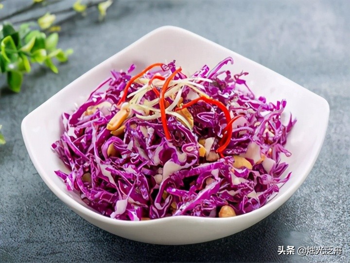 美食推荐：金橘狗肉煲、甘蓝拌青椒丝、豉椒鲟鱼制作方法