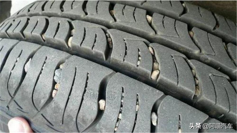 车轮卡石子怎么清理,车轮经常卡石子