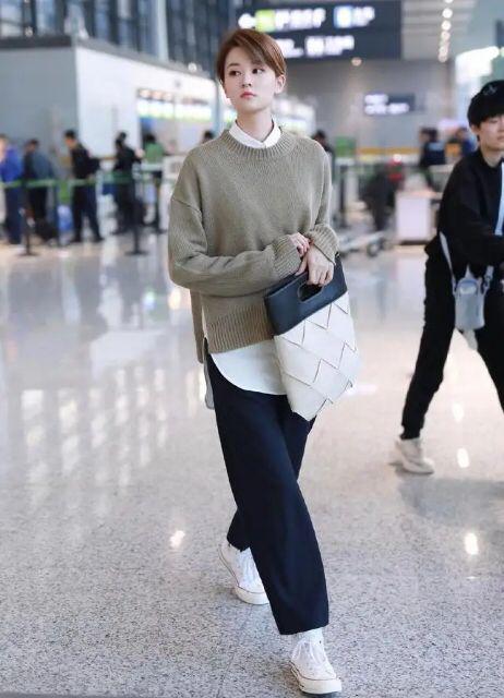 乔欣白衬衣搭配牛仔裤,乔欣白色衬衫搭牛仔裤