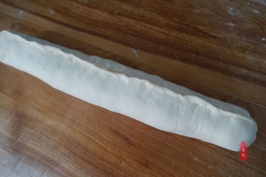 懒笼比包子、饺子都省事，盘在笼屉中，蒸熟后切开，家人分着吃