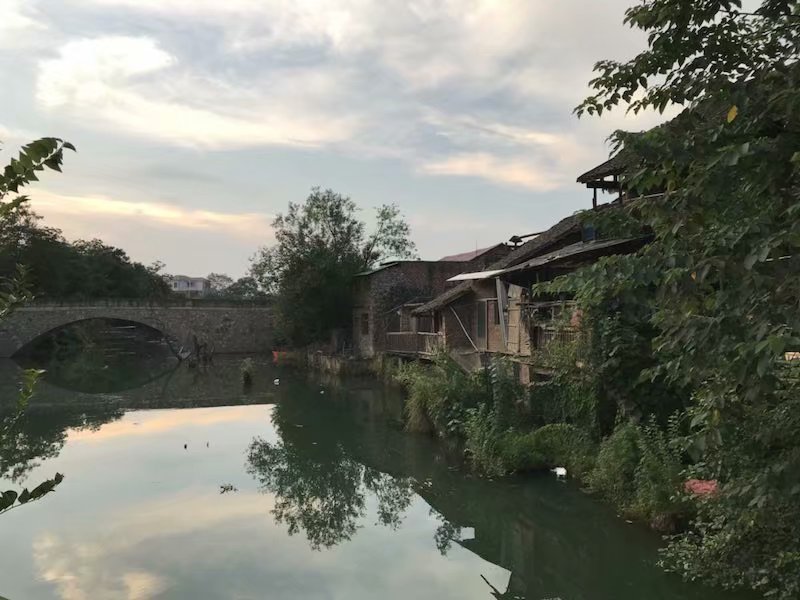 黄阳堡，那斑驳的旧墙，破败的老屋，似乎在坚守那千年不变的传承