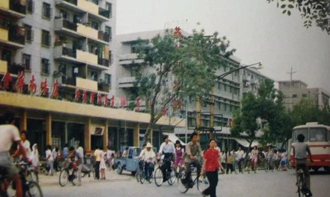 九十年代天津老照片图文,老照片1980年的天津街景