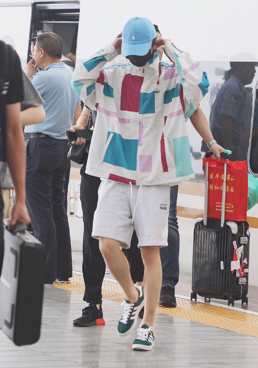 鹿晗红白运动装足球,鹿晗玩足球