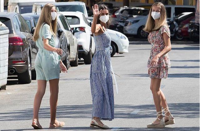 80后凯特变身家长，领着俩孩子购买文具，脚踩人字拖凉鞋依然贵气