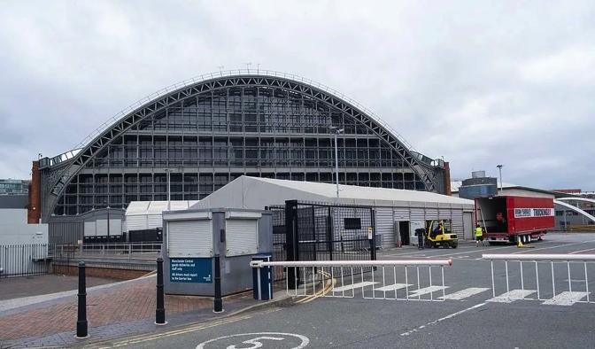 3万人确诊单日死亡381人创新高!英国学习中国改建足球场收治病人