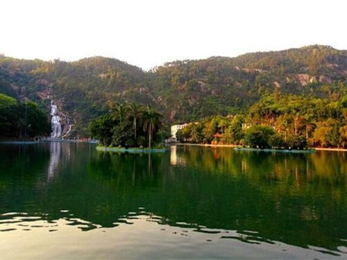 广州游山玩水：芙蓉山层峦叠翠，瀑布飞流直下。自然风光优美怡人