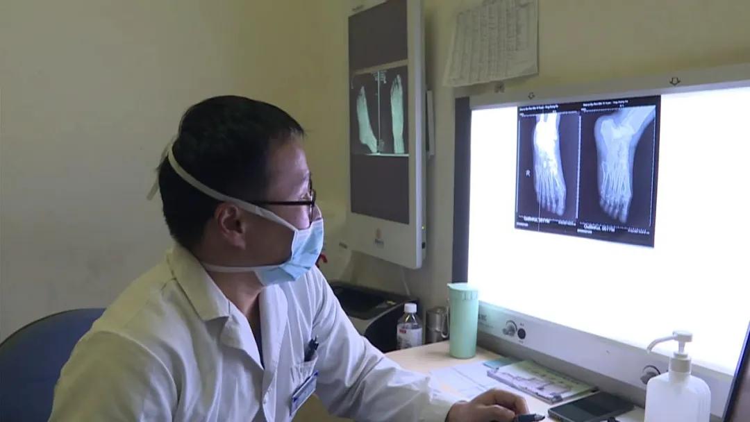 46岁男子双腿被砸成重伤,哈尔滨一男子被砖头砸