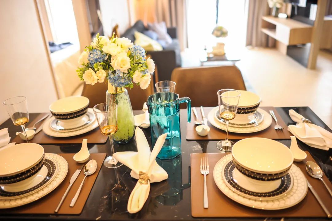 餐桌台面什么木头的好,餐桌怎么选圆桌还是方桌