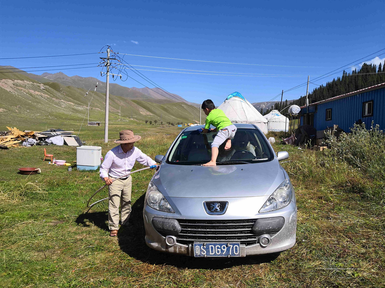 与*疆新**旅店老板共餐，直夸我土豆丝炒的好吃，后请我吃羊肉大餐