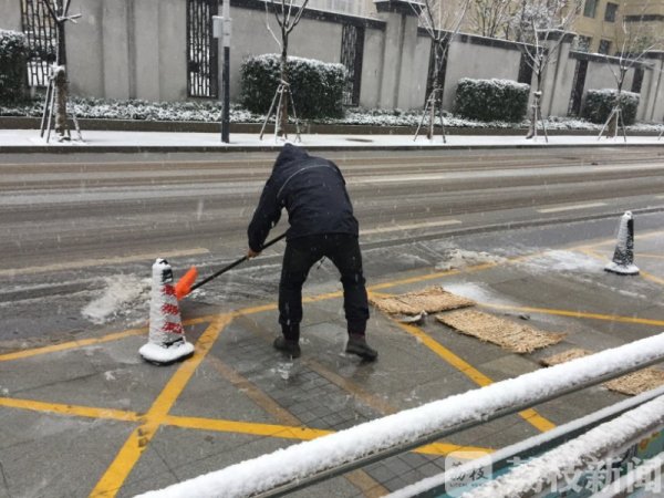 学企鹅走路一摇一摆教程,雪天学着企鹅走准没错