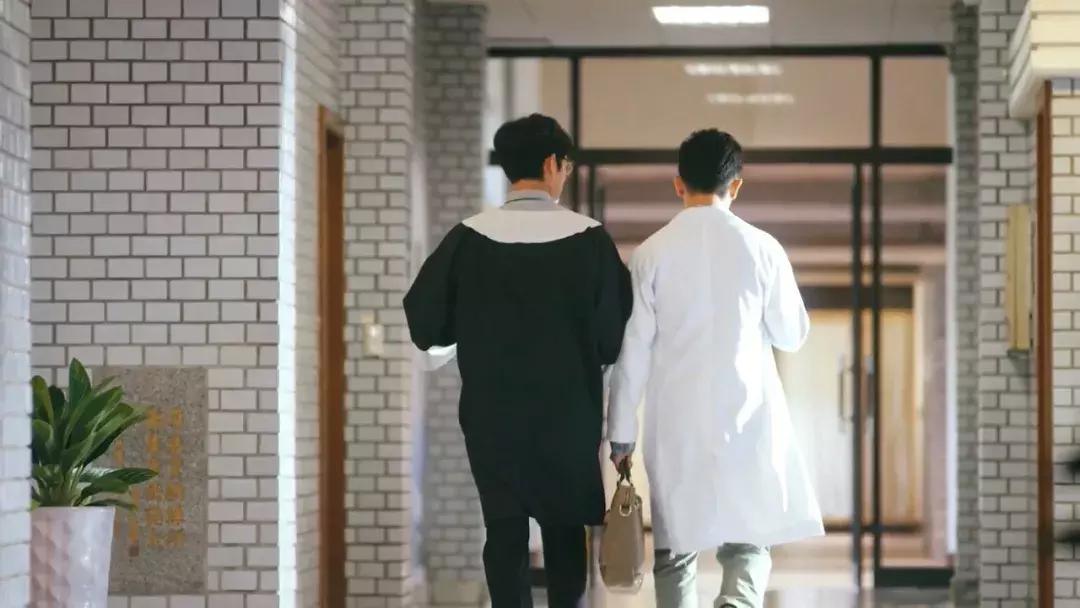 易烊千玺王俊凯摸手,易烊千玺摸王俊凯的头