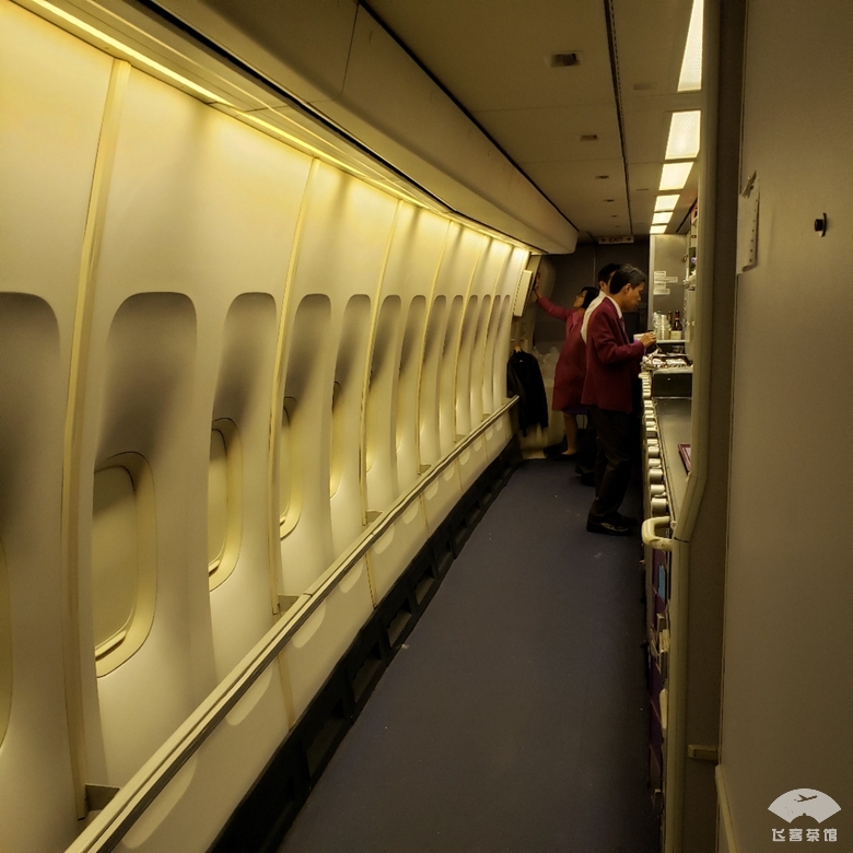 打卡泰航波音747头等舱，贴心空姐疯狂投喂，大龙虾鱼子酱吃到撑