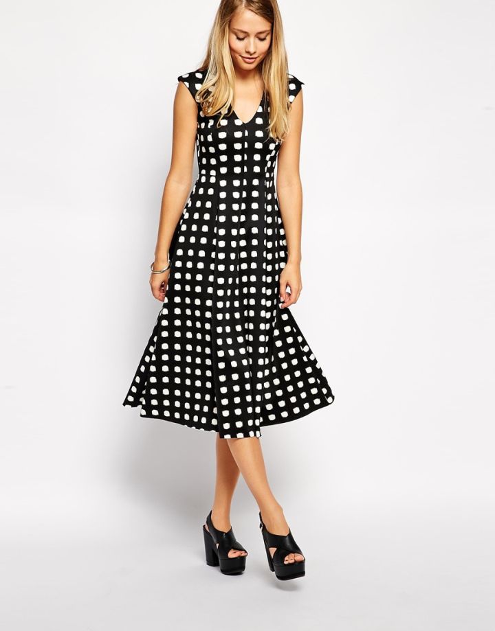 女生怎样穿衣服算保守,女生怎么穿衣服才好看