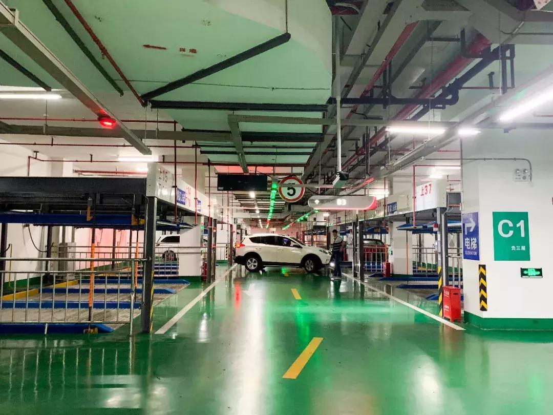 在南京月薪1W，我却停不起车