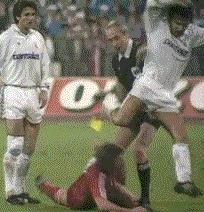 看着都疼的名场面足球,世界足坛十大恶意犯规