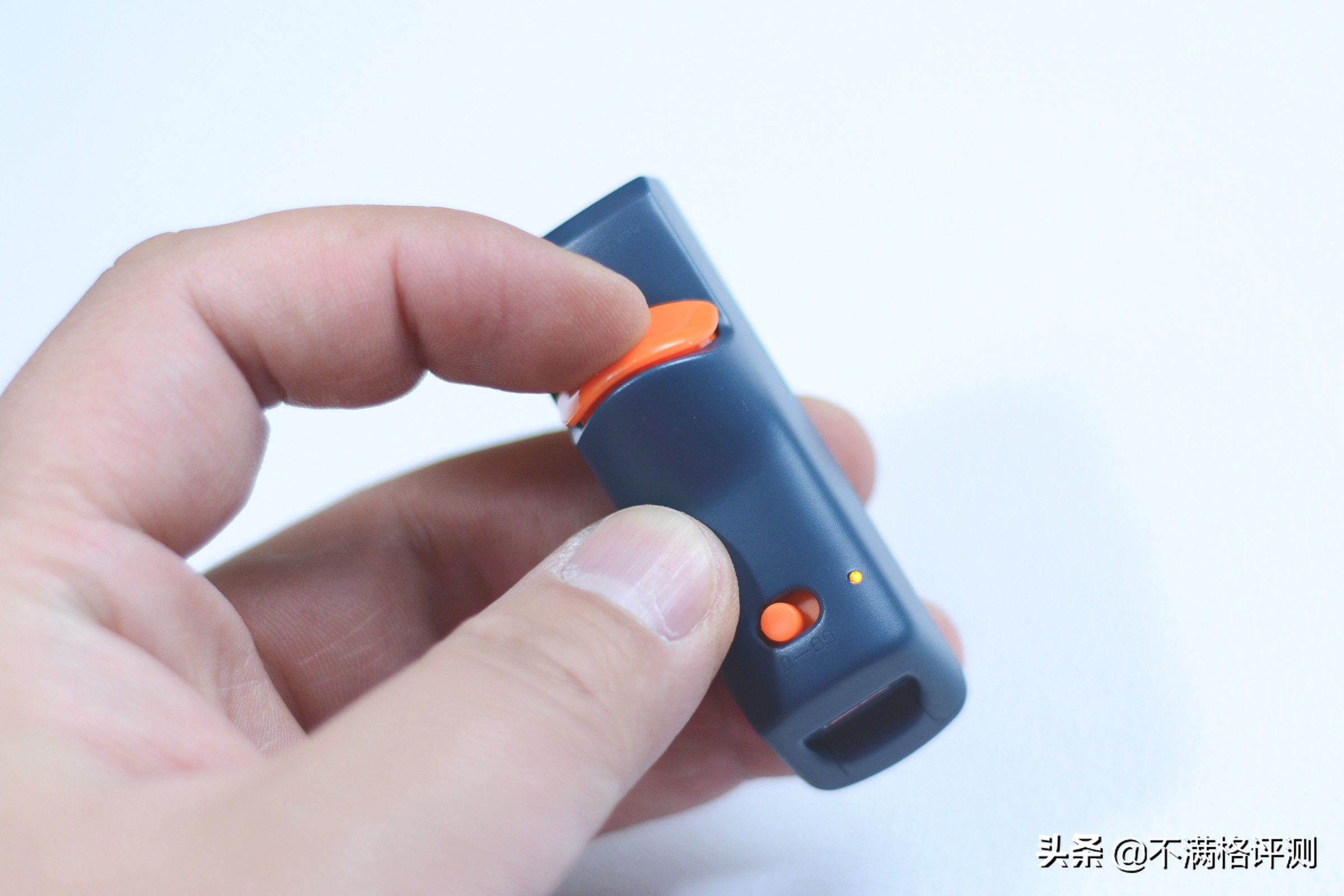 北通J1手游按键：打火机一样大小，用它玩吃鸡，SKS秒变AK47