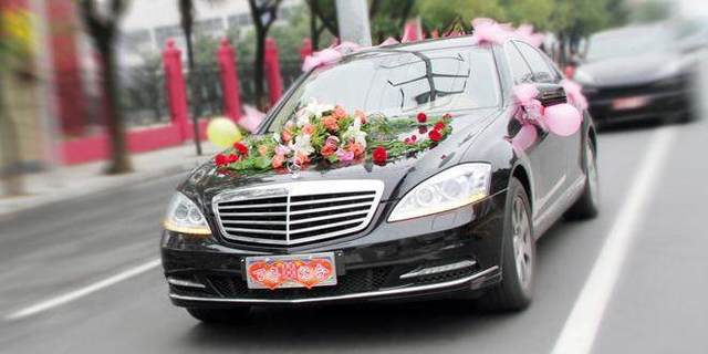 男方到女方家订婚女方应准备什么,订婚男方应该给女方准备几身衣服