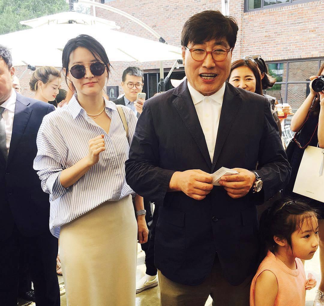 李英爱最新外穿毛衣搭配,李英爱红毯穿搭碎花裙