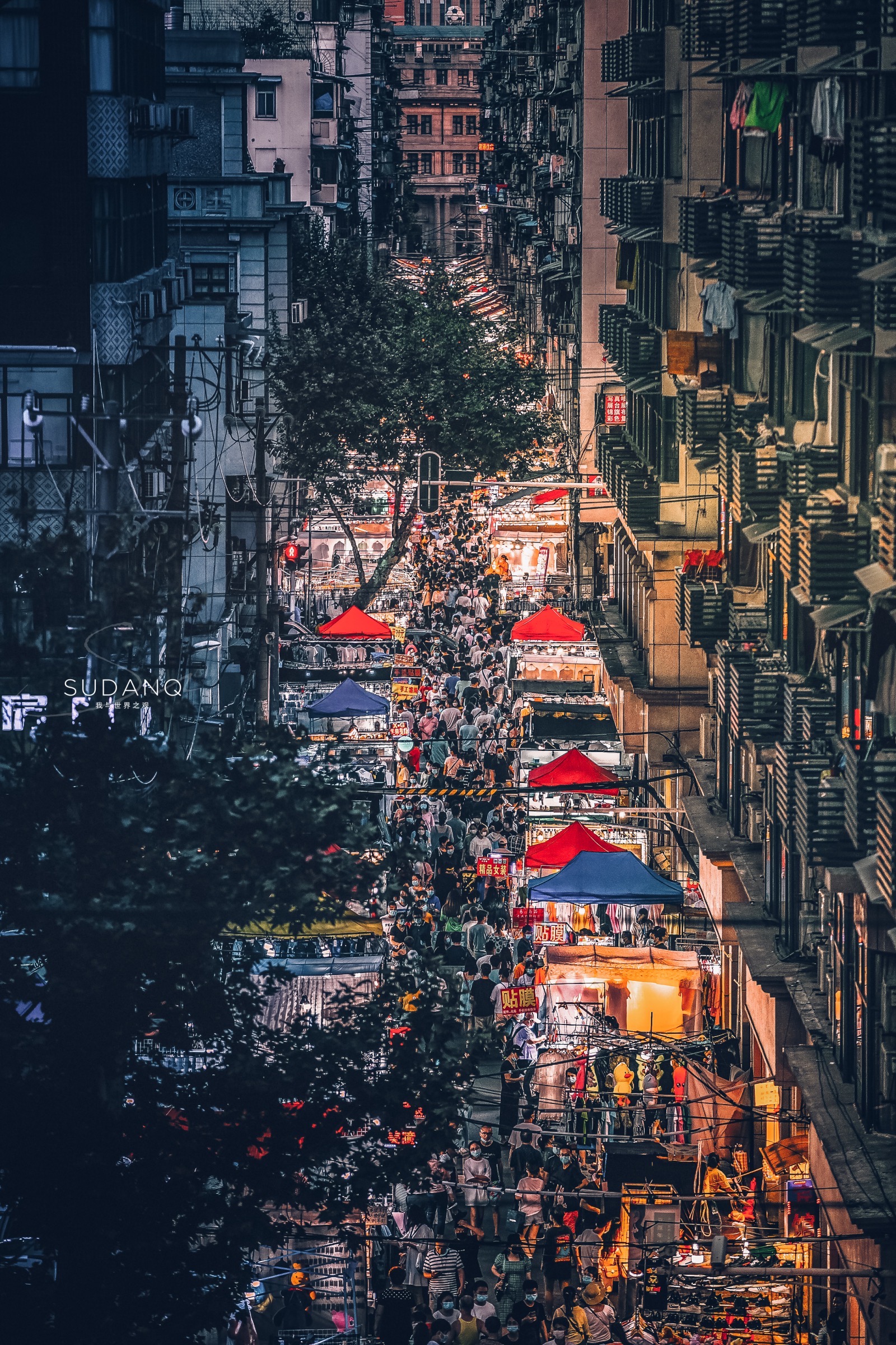 西安多家门店被换黑底白字门头,西安某街道招牌黑底白字